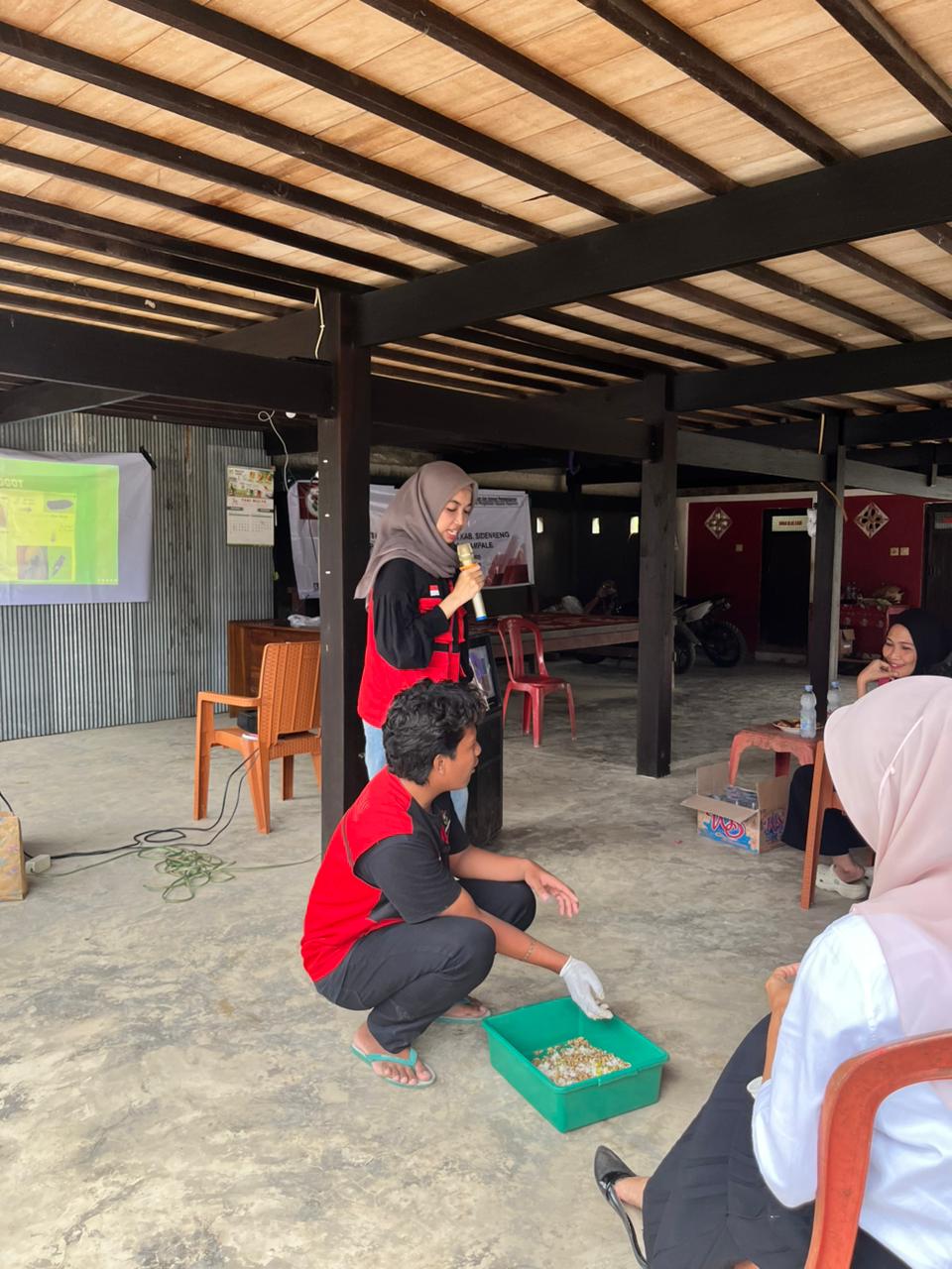 Mahasiswa KKN Unhas 115 Inovasikan Pengelolaan Sampah Berbasis Maggot di Desa Kampale